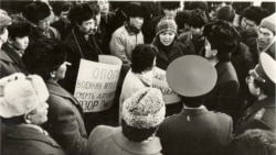 Балтика өлкөлөрүндөгү демократиялык жүрүмдү колдогон КДКнын жыйыны. "Ала-Тоо" аянты, Бишкек. 1991-жыл.
