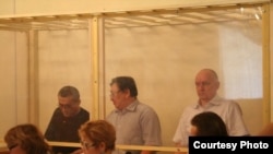 Слева направо: оппозиционные деятели Акжанат Аминов, Серик Сапаргали, Владимир Козлов на скамье подсудимых. Актау, 16 августа 2012 года. Фото с сайта twitter.