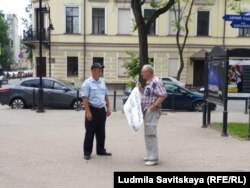 Игорь Батов около здания администрации области