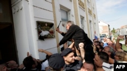 Razbijanje ćiriličnih tabli u Vukovaru
