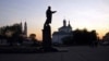 Помнік Леніну ў цэнтры Ашмянаў, за ім — касьцёл і царква. Архіўнае фота