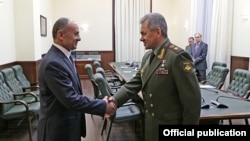 Russia - Defense Minister Sergey Shoygu (R) meets with his Armenian counterpart Seyran Ohanian in Moscow, 15Jun2016.