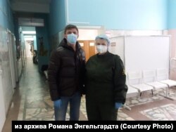 Волонтёр из Красноярска Роман Энгельгардт с врачом, которого развозил по вызовам