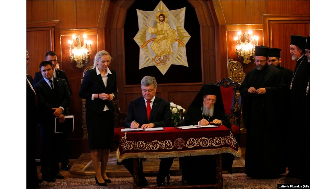 Президент України Петро Порошенко та Вселенський патріарх Варфоломій I під час підписання угоди про Співробітництво і взаємодію між Україною і Вселенським патріархатом. Стамбул (Туреччина), 3 листопада 2018 року