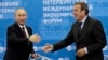 Президент Володимир Путін і голова ради акціонерів Nord Stream AG, колишній канцлер Німеччини Герхард Шредер на зустрічі на Санкт-Петербурзькому міжнародному економічному форумі. Росія, 21 червня 2012 року