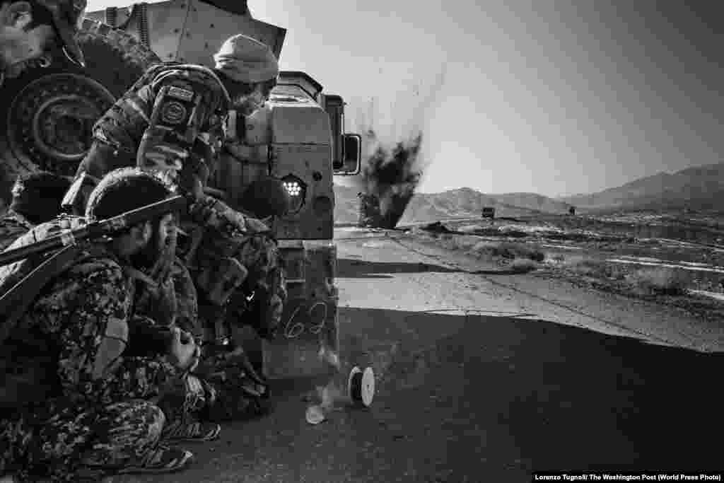 Група Національних сил оборони та безпеки Афганістану (ANDSF) підірвала саморобний вибуховий пристрій, знайдений на трасі Ганза-Кандагар на сході Афганістану, 2 грудня 2019 року. Команда з табору «Султан» розчищає цю дорогу щодня і її члени часто знаходять один або й більше таких вибухових пристроїв, що їх встановлюють таліби. Саморобні вибухові пристрої – одна з основних причин жертв серед цивільних та представників афганських сил безпеки. Перше місце в категорії «Поточні теми», фотоісторії – Лоренцо Туньолі, The Washington Post 