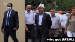 Аскар Акаев после допроса в ГКНБ. Архивное фото. 