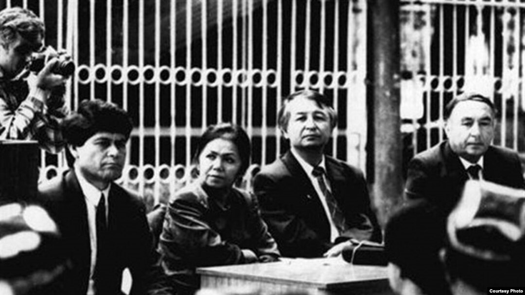 Аҳмад Аъзам 80-йиллар охирида Бирлик халқ ҳаракати сафида ўзбек тилига давлат тили мақоми берилиши учун курашган ижодкорлардан бири эди (сўлдан учинчи). 
