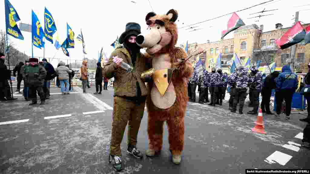 Під час акцій протесту проти виборів російського президента біля посольства Росії у Києві, 18 березня 2018 року ПЕРЕГЛЯНЬТЕ ВІДЕО