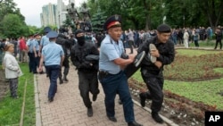 Протестувальники закликають бойкотувати вибори, в яких, окрім Токаєва, беруть участь ще шестеро схвалених урядом кандидатів