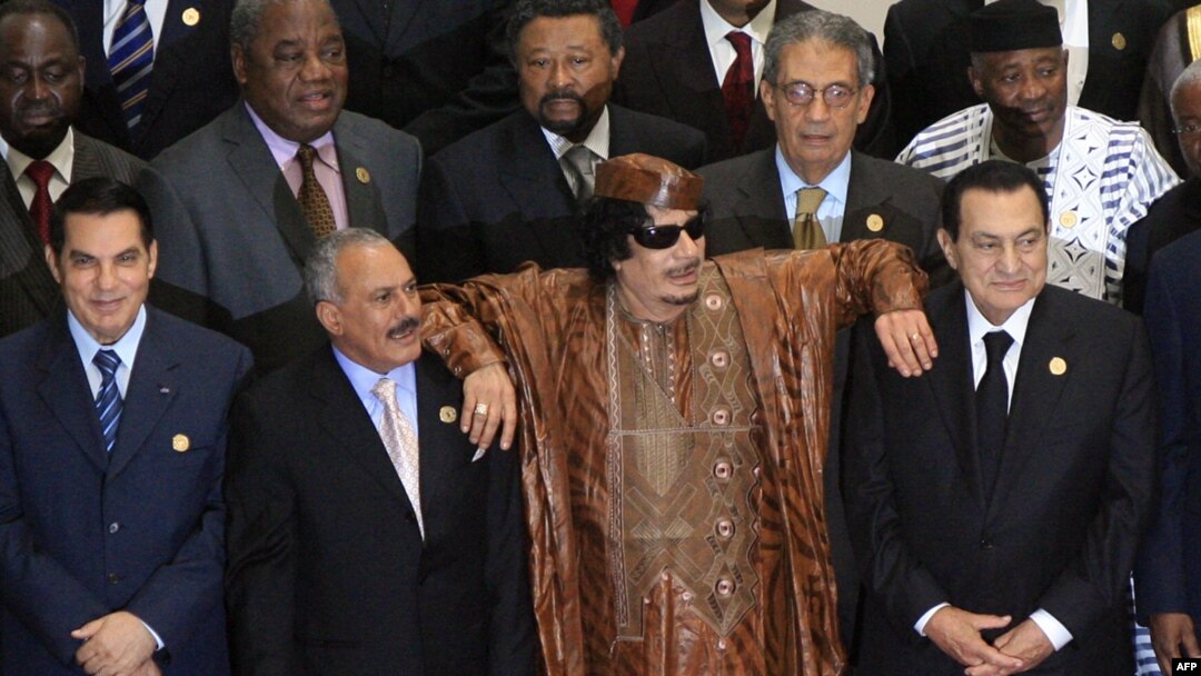 Ön cərgədə soldan - Tunisin devrilmiş prezidenti Ben Ali, Yəmənin indi kütləvi etiraz aksiyaları ilə üzləşmiş prezidenti Ali Abdullah Saleh, Liviyanın öz vətəndaşlarının keçirdiyi mitinqləri bombalayan, indi də beynəlxalq kolaisya qüvvələri ilə üz-üzə qal