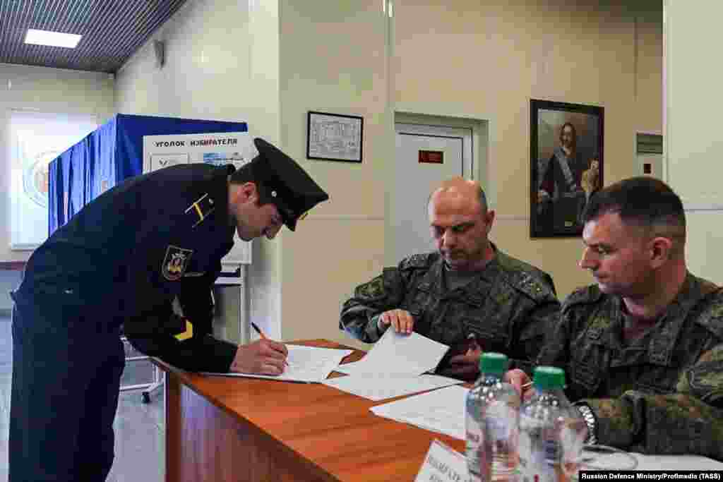 Un marinar rus votează la alegerile prezidențiale din martie 2024, lângă un portret al lui Petru cel Mare, la baza navală din Tartus. În 2017, Rusia a semnat un contract prin care a închiriat pe 49 de ani baza aeriană Hmeimim și baza navală din Tartus. Ultima a fost înființată de sovietici în 1971. Aceste acorduri au devenit însă nule la prăbușirea guvernului Assad din Siria. 