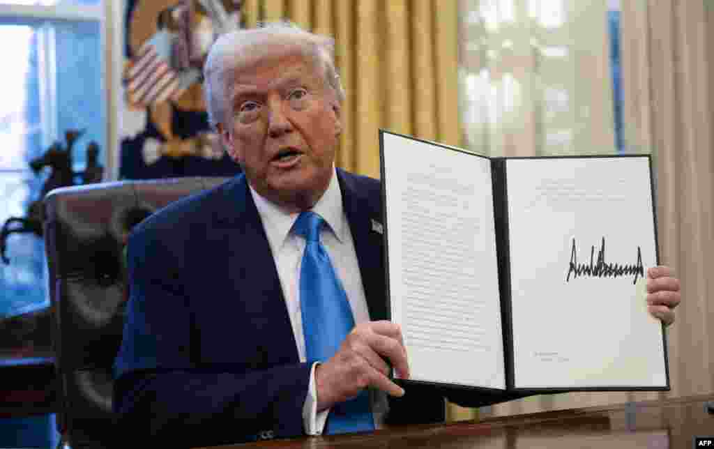 Президент США Дональд Трамп демонструє виконавчий указ про виведення країни з низки органів Організації Об’єднаних Націй, Вашингтон, 4 лютого 2025 року