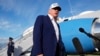 Президент США Дональд Трамп беседует с журналистами перед посадкой на борт самолета Air Force One в аэропорту Морристаун, штат Нью-Джерси, 25 мая 2025 года
