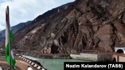 На одной из строительных площадок Рогунской ГЭС