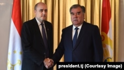  Президент РСЕ/РС Джейми Флай (слева) на встрече с президентом Таджикистана Эмомали Рахмоном. Цюрих, 7 ноября 2019 года