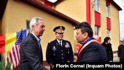 Fostul ambasador american Hans Klemm, alături de primarul Ion Aliman