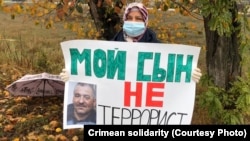 Зуре Емірусеїнова під час одиночного пікету в Красногвардійському районі, 31 жовтня 2020 року