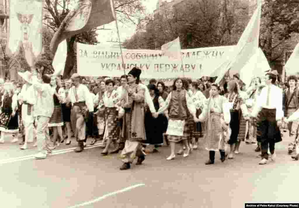 Під час відзначення Дня Землі в Києві, 22 квітня 1990 року. Цього дня відбувся багатотисячний мітинг біля Республіканського стадіону, а потім демонстрація Хрещатиком, в голові колони несли транспарант «За вільну, незалежну, соборну Українську державу!»