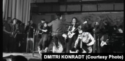 ქათმები სცენაზე ლენიგრადის როკ-კლუბში. 1987 წელი. ეს იყო პოპ-მეხანიკას ჰეპენინგი. პერფორმანსული ხელოვნების ჯგუფის შემქმნელი იყო სერგეი კორიუხინი, ავანგარდისტი კომპოზიტორი და ექსპერიმენტების არტისტი.