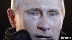Путін зі сльозами на очах, під час звернення до прихильників на Манежній площі у Москві, 4 березня 2012 року