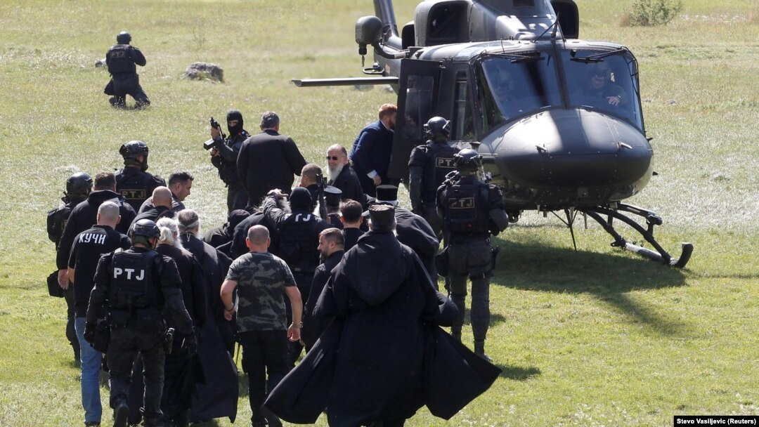 Pratnja patrijaru Jonikiju do helikoptera pored manastira na Cetinju, 5. septembar 2021. 