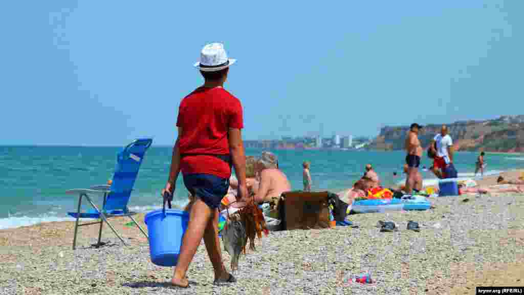 Mektep talebesi tatil vaqtında yalıda balıq sata