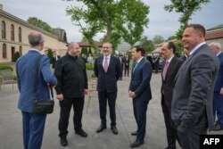 Переговори України та Росії тривають, а перед цим: представники України, Туреччини та США в палаці Долмабахче. На фото: другий зліва – голова делегації на переговорах з Росією Рустем Умєров, крайній справа Андрій Єрмак, зліва спиною – новий посол України в Анкарі Наріман Джелял