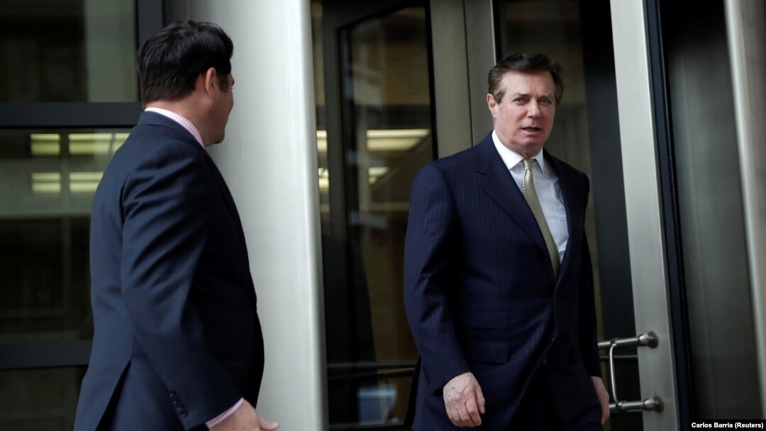 Пол Манафорт ()праворуч) виходить із залу суду у Вашингтоні, 19 квітня 2018 року