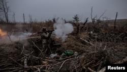 Військовослужбовець 24-ї окремої механізованої бригади імені короля Данила стріляє з гранатомета РПГ-7 під час навчань в Донецькій області, Україна, 29 листопада 2024 року