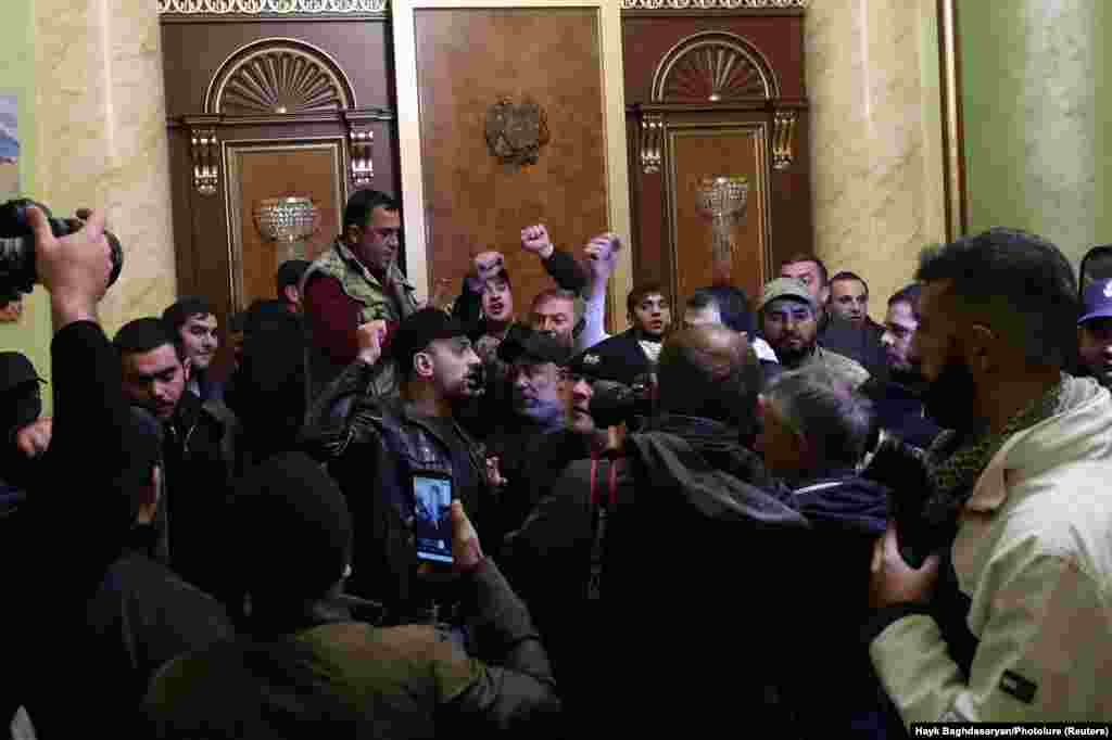 Люди в гневе у здания правительства в Ереване. Министр обороны Армении выпустил заявление, в котором говорится, что "пришло время остановить кровопролитие" в Нагорном Карабахе. 