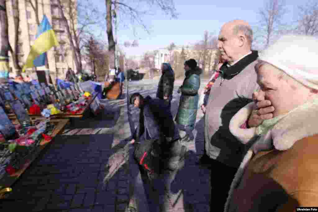 Люди приносять квіти до пам'ятника Героям Небесної сотні в Києві. Сьогодні минає два роки від початку кривавих боїв у центрі Києва. Фото: 18 лютого 2016 року