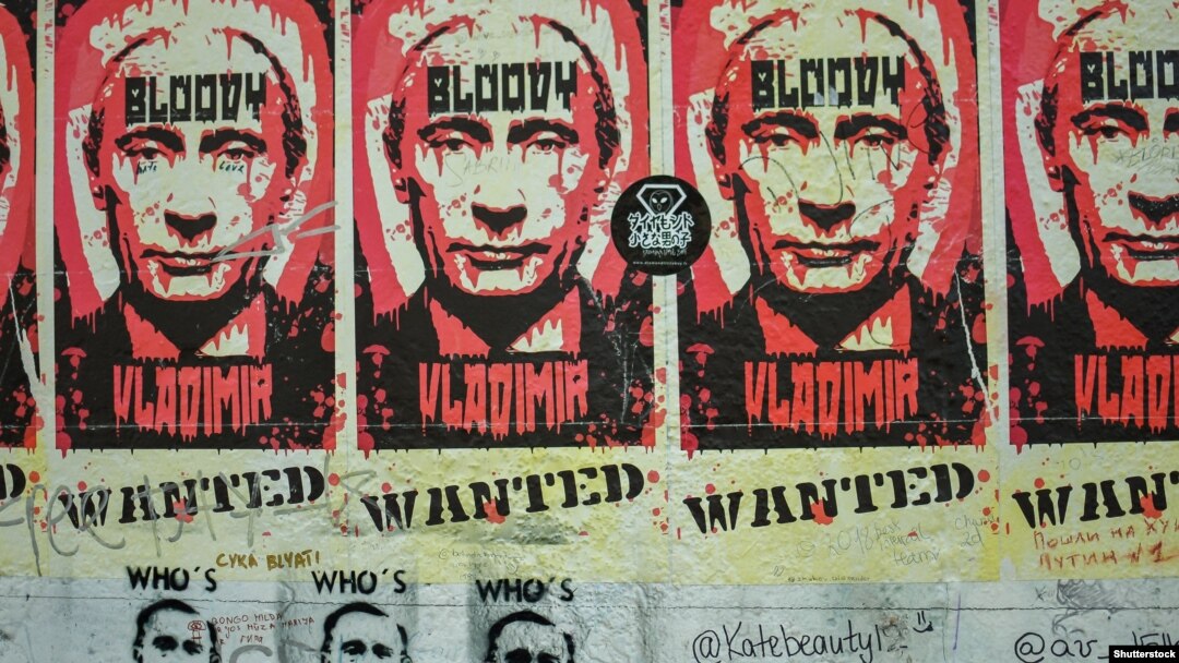 Плакати на Берлінській стіні із зображенням президента Росії Володимира Путіна та написом «кривавий Володимир». Берлін, 26 серпня 2018 року