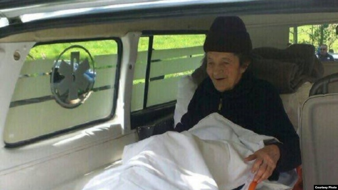 Stanu Cerović prevoze ambulantnim kolima u dom za stare; Foto: Radio-televizija Crne Gore