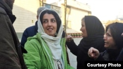 نرگس محمدی به ۱۶ سال زندان محکوم شده، مدت‌ها را در سلول انفرادی به سر برده و به بیماری‌های «آمبولی ریه» و «فلج عضلانی» مبتلا است.