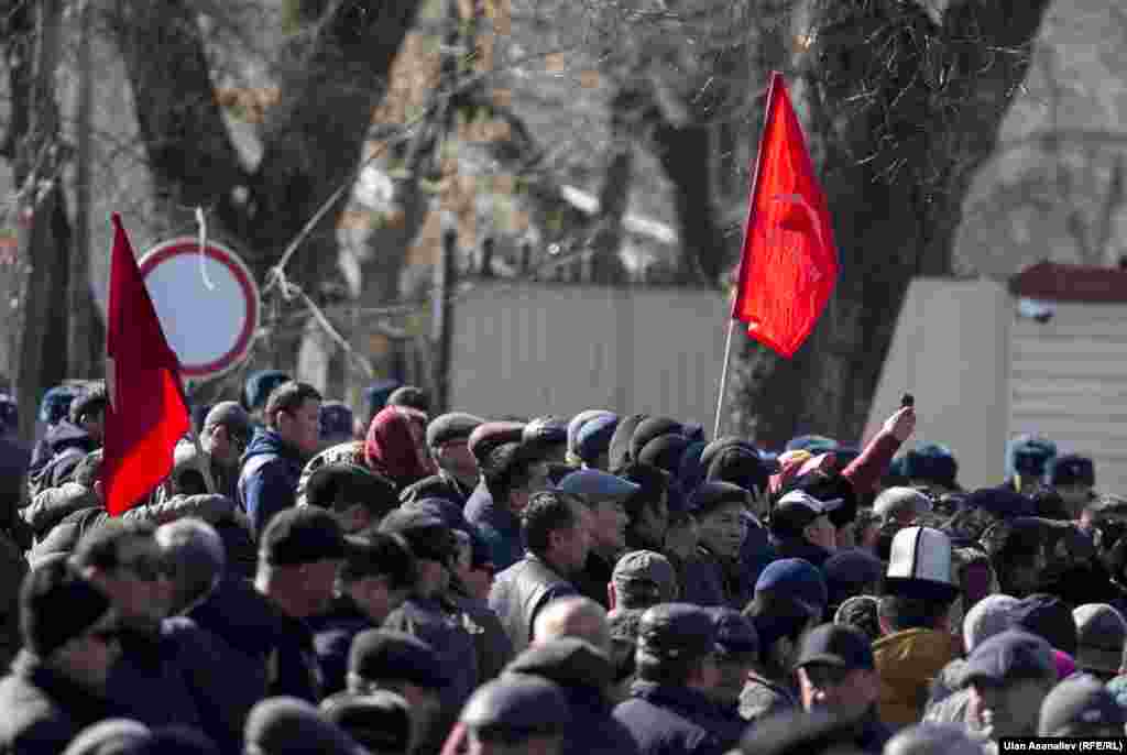 Митинг проходил возле здания ГКНБ