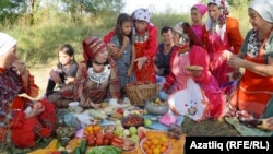 Алма спасына килгән керәшеннәр табын артында