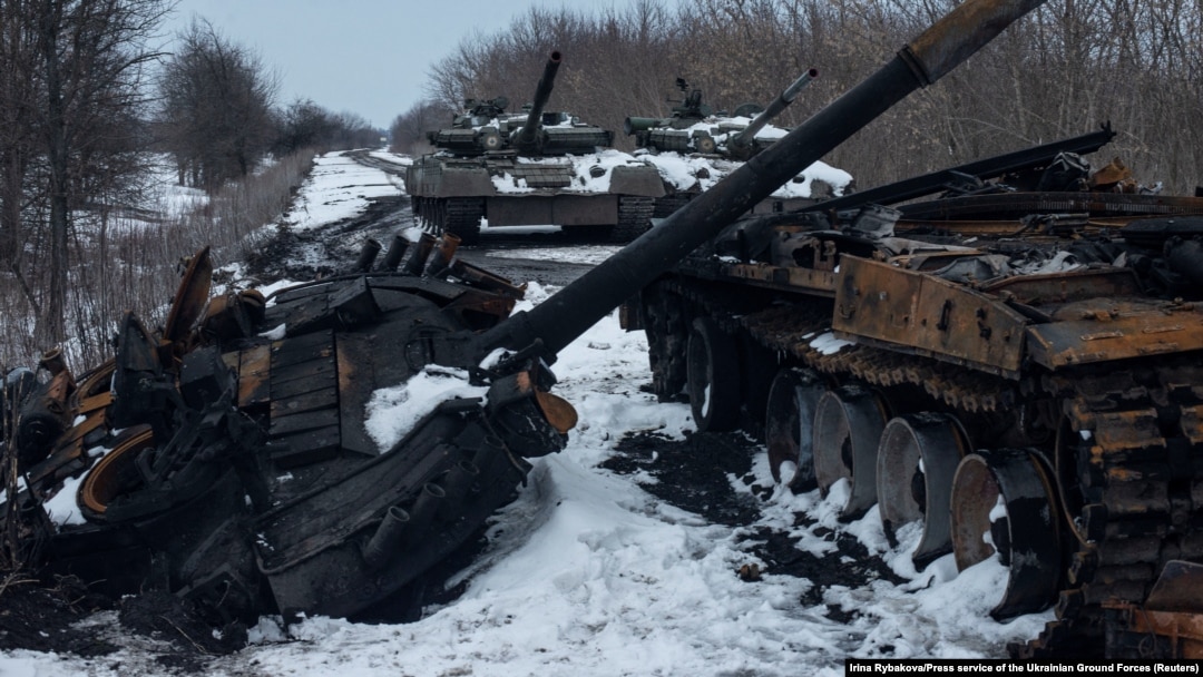 Multe dintre tancurile cu care Rusia a invadat Ucraina sunt vechi și nu pot face față rachetelor Javelin cu care ucrainenii le atacă. 