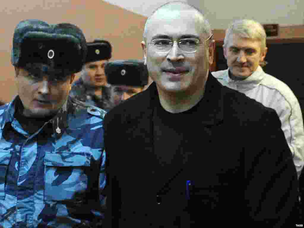 Ходорковский мен Лебедев сотта тұр. Мәскеу, 11 қаңтар 2010 жыл.