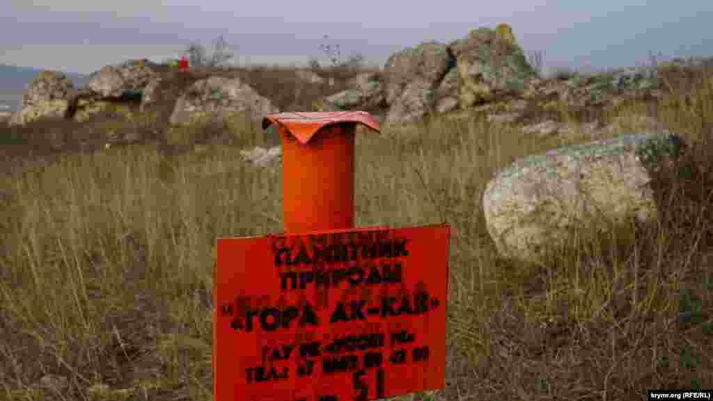 У 2017 році знамените плато по периметру «обклали» ось такими металевими табличками