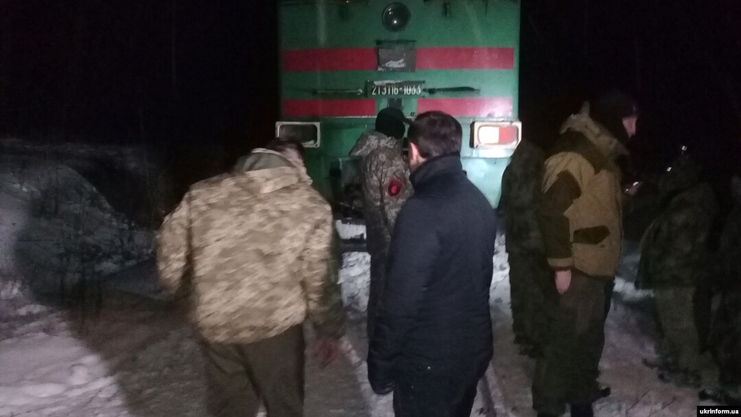 Учасники торгової блокади окупованих територій Донбасу, що називають себе ветеранами АТО, на залізничній колії під час перекриття залізничної гілки Луганськ – Попасна, Луганська область, 25 січня 2017 року
