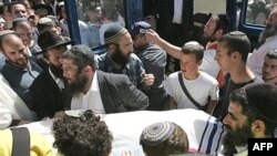 روز جمعه جنازه دانش آموزان با حضور دوستان و اقوامشان تشییع شد. (عکس از AFP)