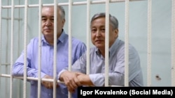 Омурбек Текебаев и Дуйшенкул Чотонов в зале суда. 11 августа 2017 года.