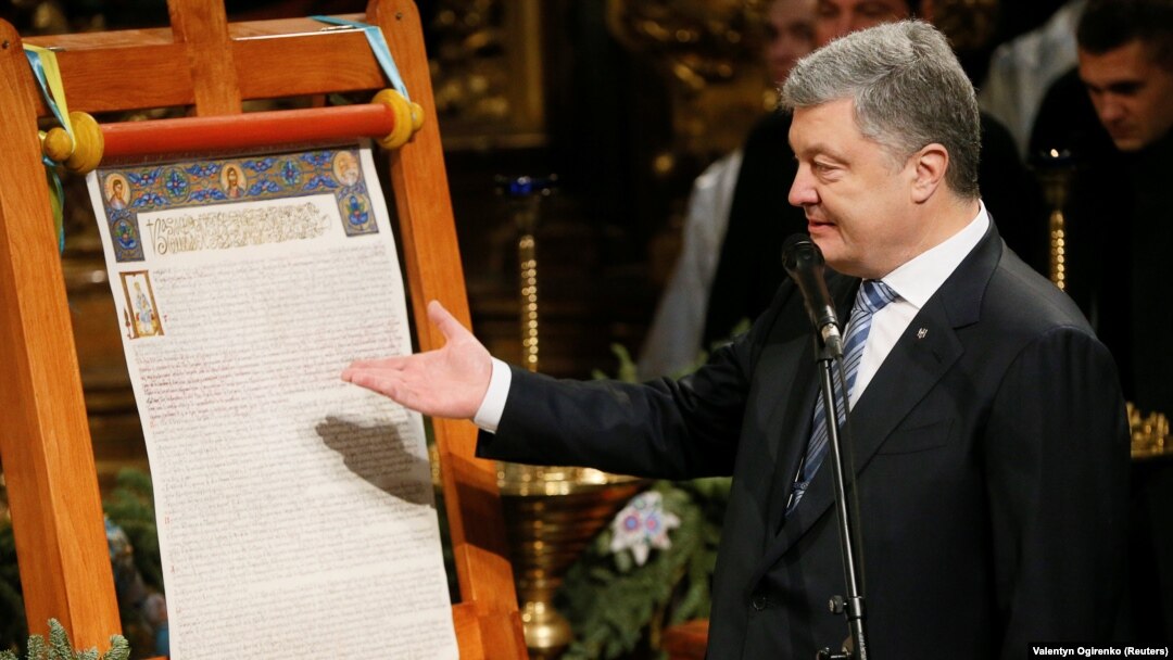 Президент України Петро Порошенко під час представлення томосу про автокефалію для Православної церкви України після Різдв’яної Літургії в Софійському соборі в Києві, 7 січня 2019 року