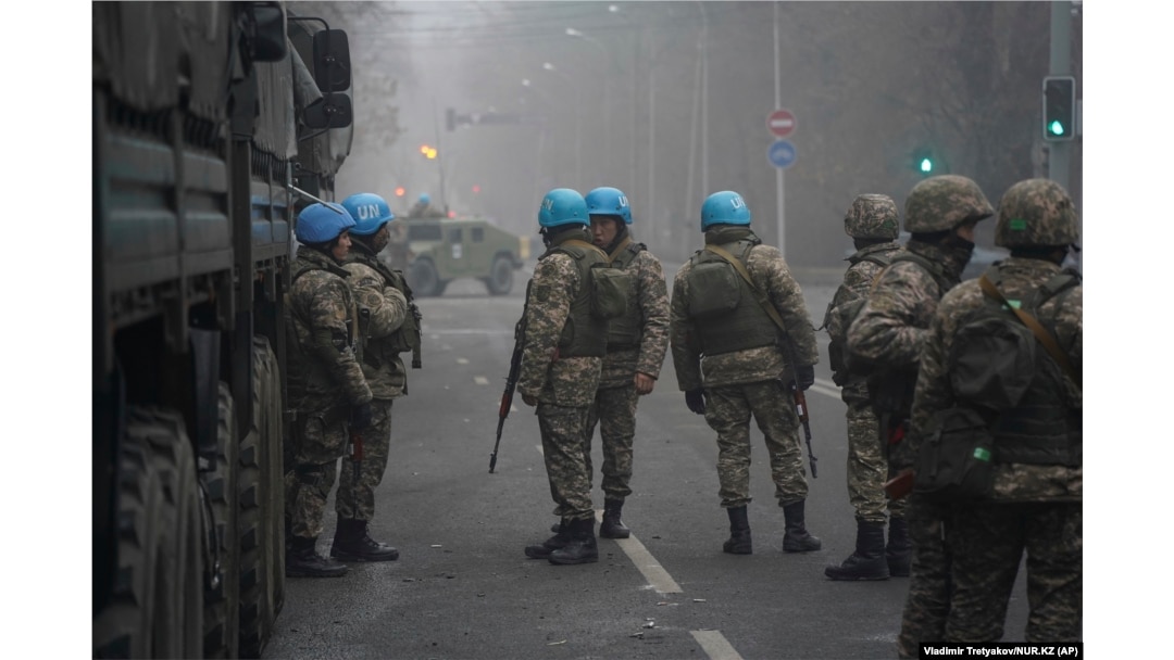 Казахстанские военные в касках ООН в Алматы 6 января