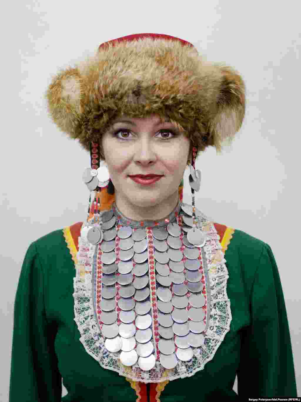 Старикова Олеся, 33 года, артистка балета. "Мама у меня чистокровная марийка, папа – 50/50. Что для меня быть мари? Все входит! И язык, и обряды, и семья, теперь это и есть народ. Язык является неким ключем к понимаю отношения мари к природе. Именно через него можно выразить все чувства, которые сложно рассказать, но можно прочувствовать. Мари это связь с прошлым и осознание себя. Мой дедушка как раз был таким стержнем этой связи. Всегда раздавал еду детям, а сам кости доедал. Это и есть для меня мари. Мы с мужем специально купили дом, чтобы у детей была своя Родина, своя связь с землей. Квартира это совсем иное".