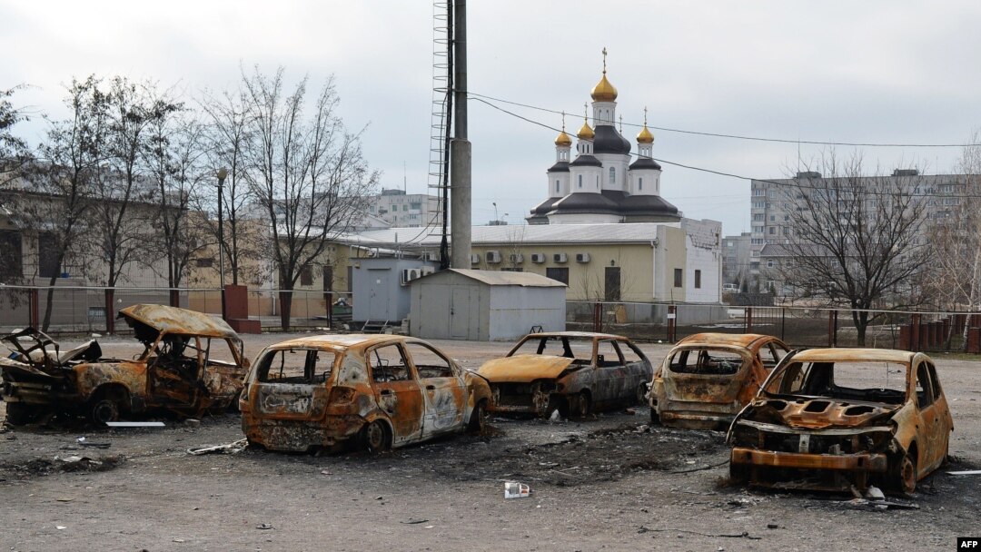 Спалені внаслідок обстрілів автомобілі у Маріуполі. 25 лютого 2015 року