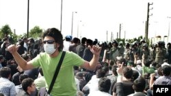 شايد در کشوری مثل ايران با سابقه انقلاب خشونت آميز عليه رژيم شاه و جنگ طولانی با عراق که بيش از نيم ميليون قربانی به جا گذاشت اشتهای چندانی برای دست بردن به اسلحه و خشونت وجود نداشته باشد. 