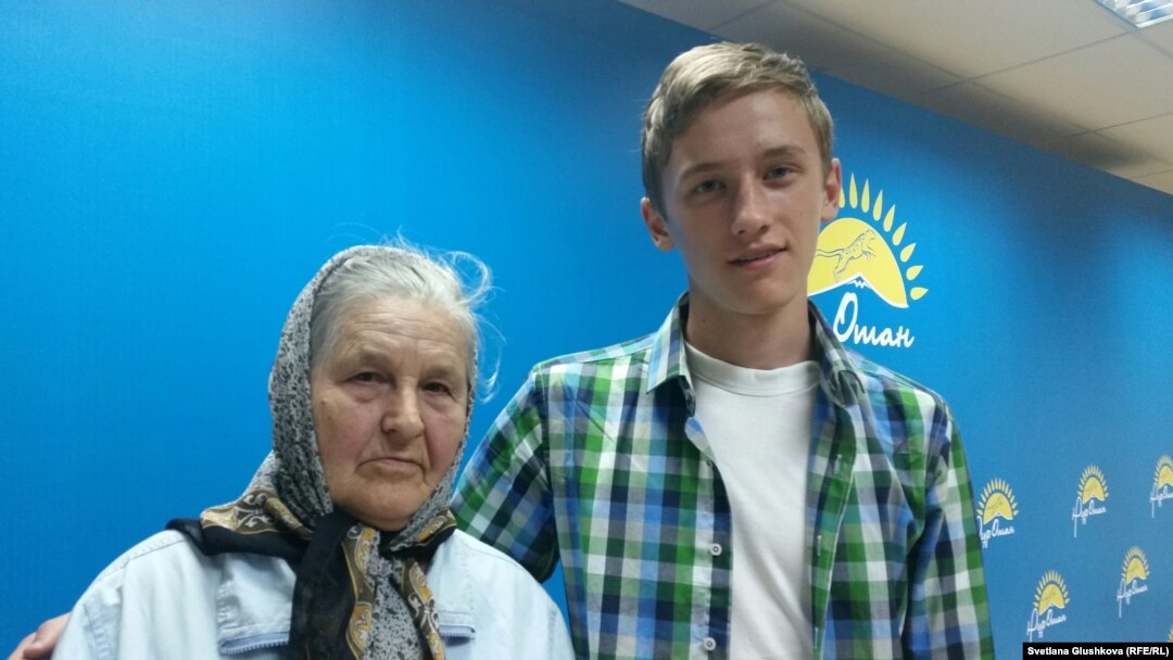 Раиса Щербина и ее внук Никита Щербин. Астана, 7 июля 2015 года. 