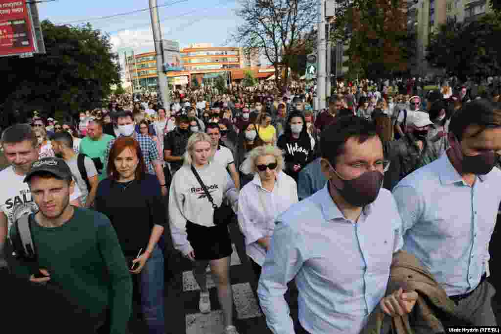 Сьвятлана Ціханоўская на пытаньне Свабоды, ці верыць яна, што Лукашэнка пагодзіцца на ейнае запрашэньне правесьці зь ёй дэбаты, адказала «Гэта ж яго права вырашаць, пагаджацца ці не. Я запрасіла яго амаль што як на белы танец».